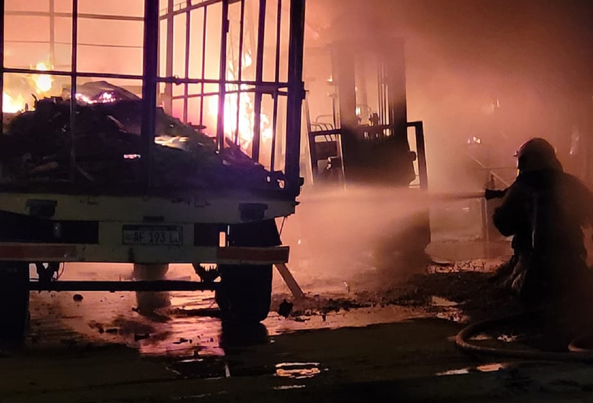 El fuego en el depósito en Cipolletti inició este martes la noche. Foto: Gentileza
