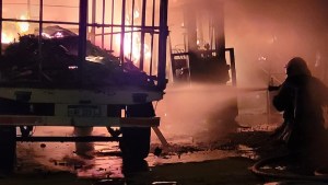 Bomberos combatieron un importante incendio en un depósito de Cipolletti