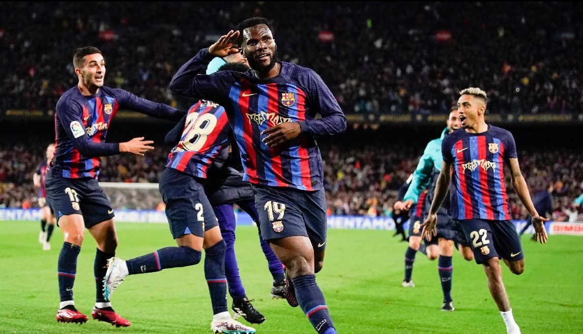 Kessié le dio el gol del triunfo a Barcelona en el tiempo de descuento. (Foto: AP)