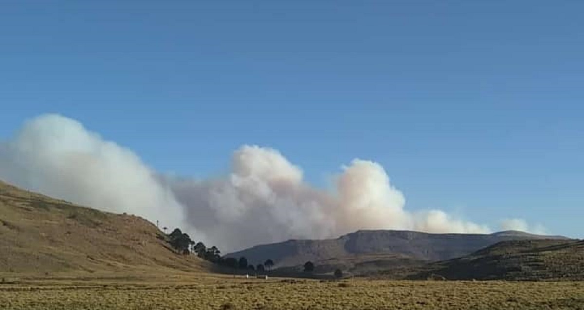 Por el avance del incendio en Chile, crianceros de Caviahue tuvieron que ser evacuados. (Facebook Félix Samuel Castillo).-