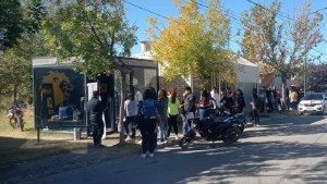 Elecciones 2023: largas filas para los «lotes accesibles» que prometió un candidato en Fernández Oro