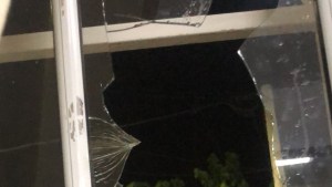 Rompieron vidrios y dejaron mensajes intimidatorios en la sede de Unter en Catriel