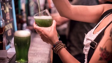 La cerveza verde, tradicional de San Patricio, se podrá encontrar en Neuquén. 