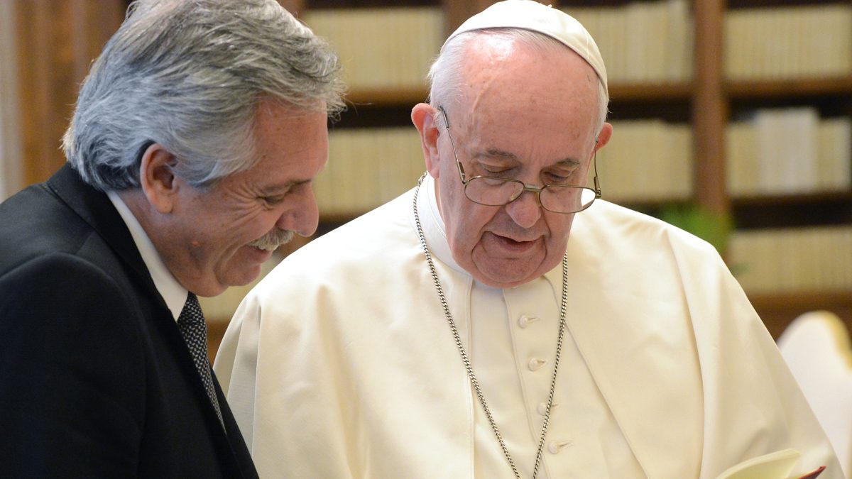 El presidente Fernández compartió un video con imágenes de sus encuentros con el papa.