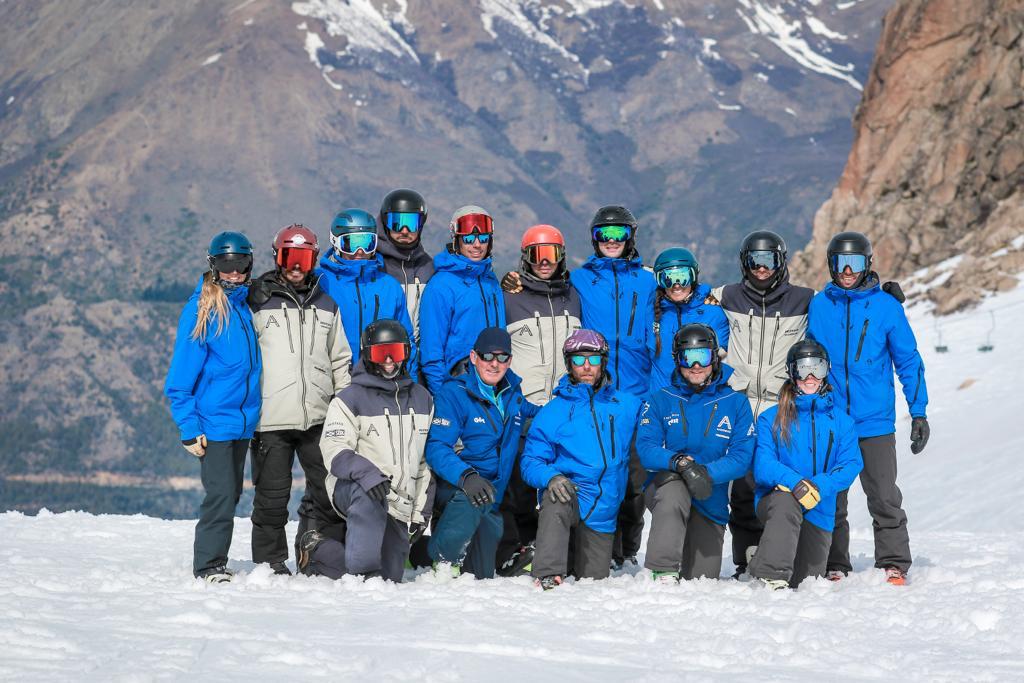 Un equipo de 12 instructores de esquí y snowboard participa del congreso Interski de Finlandia. Foto: Gentileza