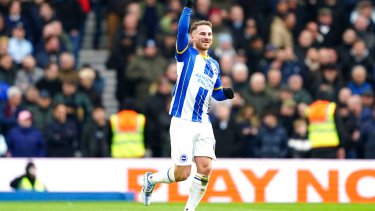 Alexis Mac Allister celebra la apertura del marcador en la goleada del Brighton. (Zac Goodwin/PA via AP)