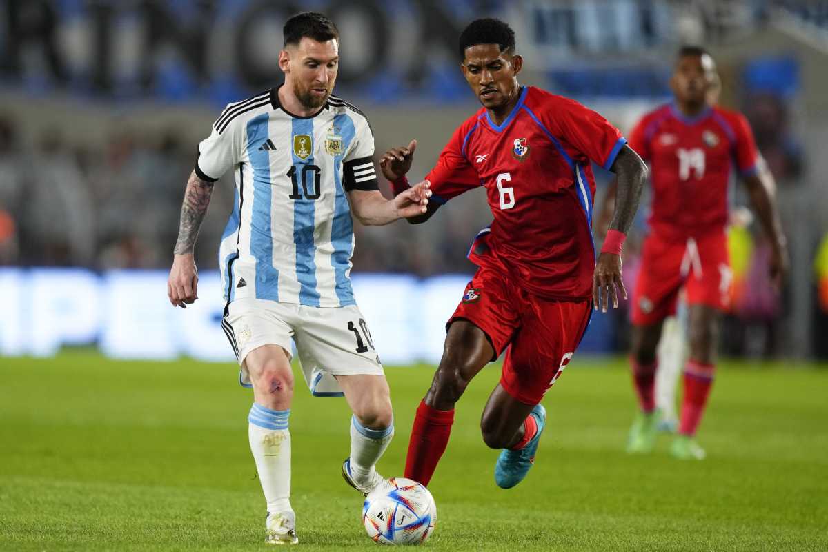 Lionel Messi con la pelota, la cinta de capitán y las tres estrellas en la camiseta. El sueño se hizo realidad. (AP Photo/Natacha Pisarenko)