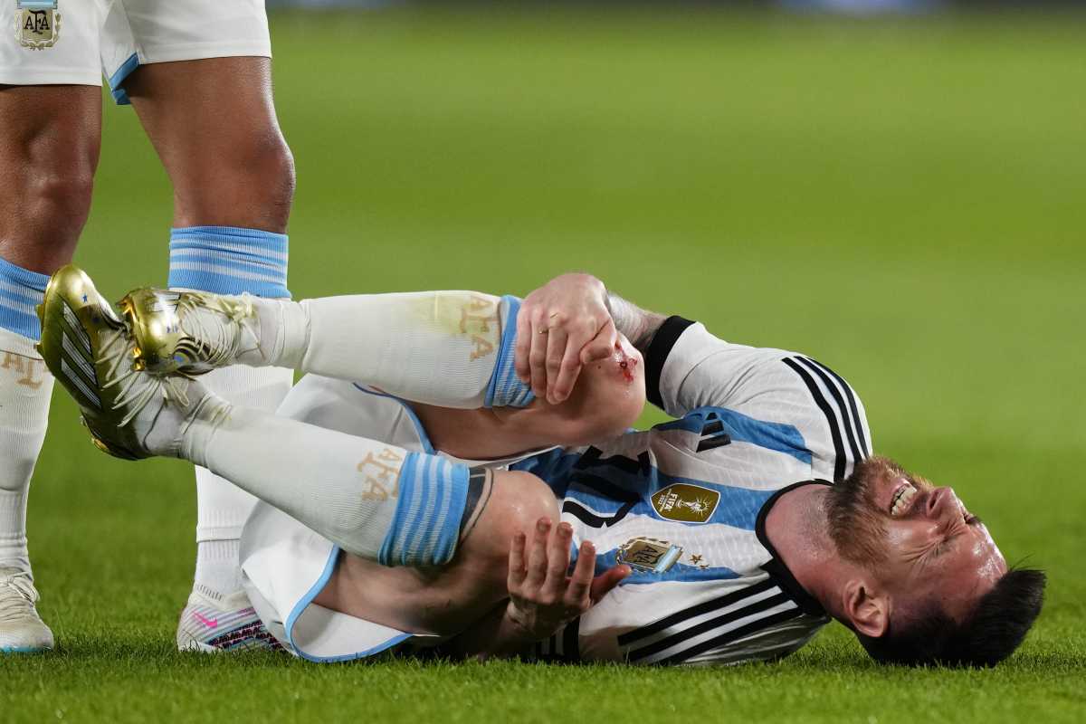 Messi quedó dolorido por una fuerte patada. (Foto: AP)