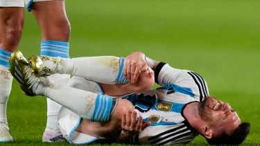 Messi quedó dolorido por una fuerte patada. (Foto: AP)