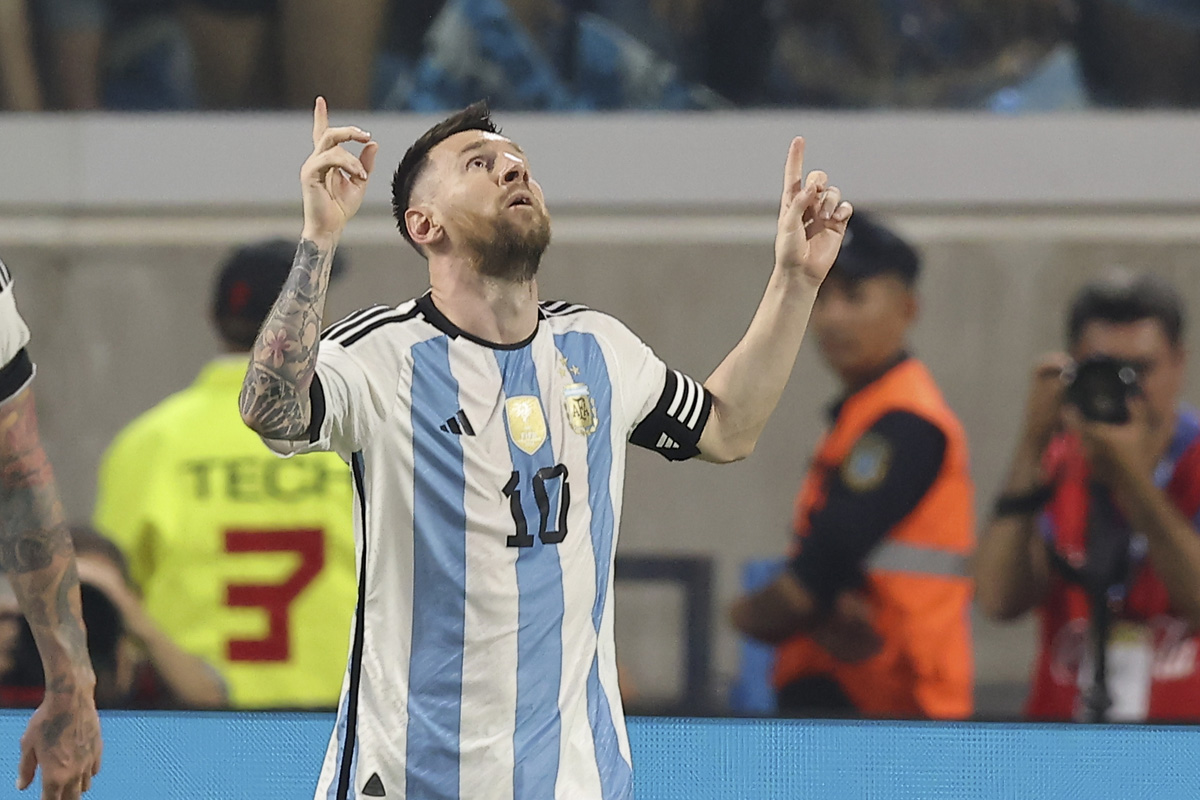 Messi metió 3 y pasó los 100 con Argentina. (Foto: AP)