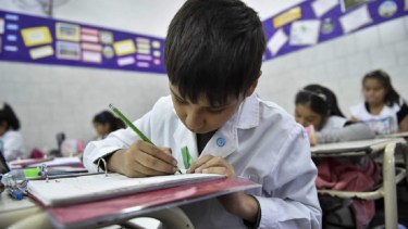 La Asignación Universal por Hijo (AUH) alcanza a más de 4 millones de niños en Argentina.-