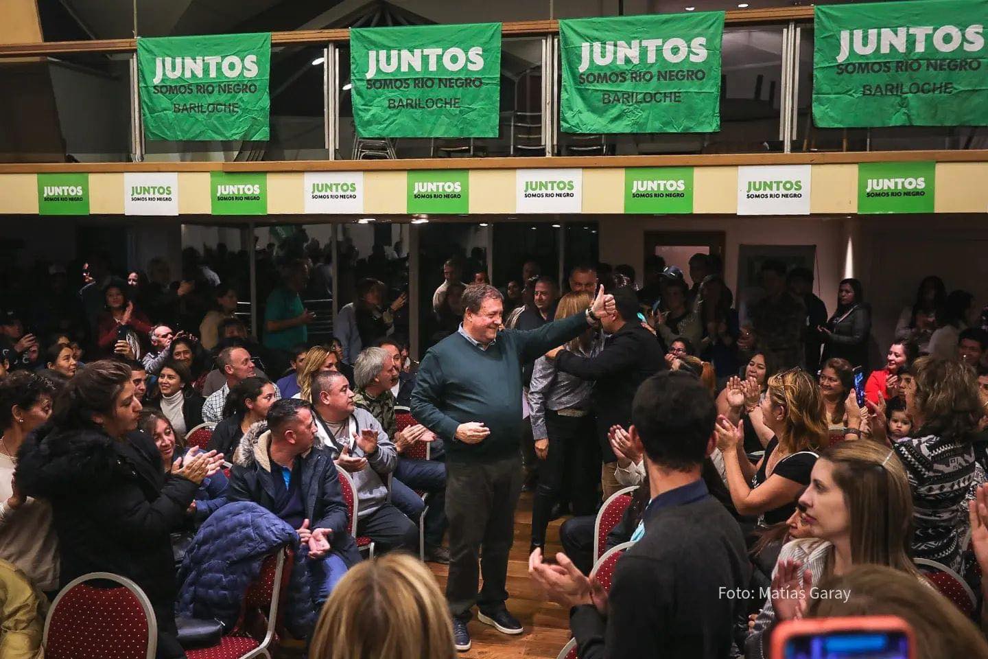 La foto que difundió el senador Alberto Weretilneck en sus redes, sobre el ingreso con Arabela Carreras al acto en Bariloche.