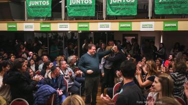 La foto que difundió el senador Alberto Weretilneck en sus redes, sobre el ingreso con Arabela Carreras al acto en Bariloche.
