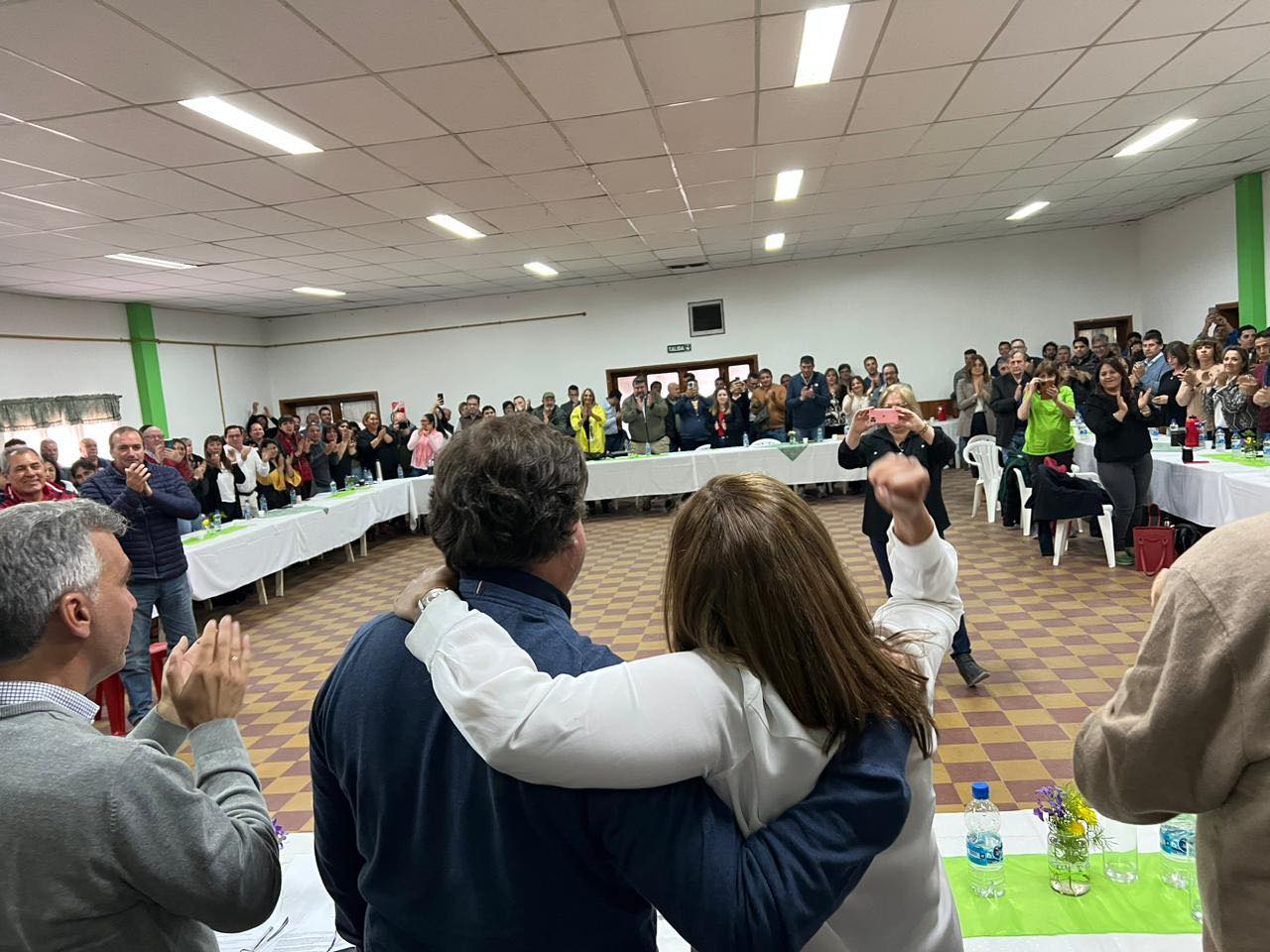 Alberto Weretilneck y Arabela Carreras, en Los Menucos, donde JSRN trazó su estrategia electoral para el 2023.
