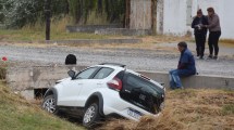 Imagen de Perdió el control de su auto y terminó en un desagüe en Guerrico