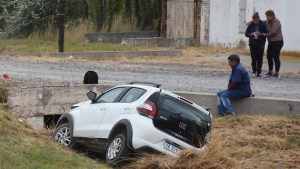 Perdió el control de su auto y terminó en un desagüe en Guerrico