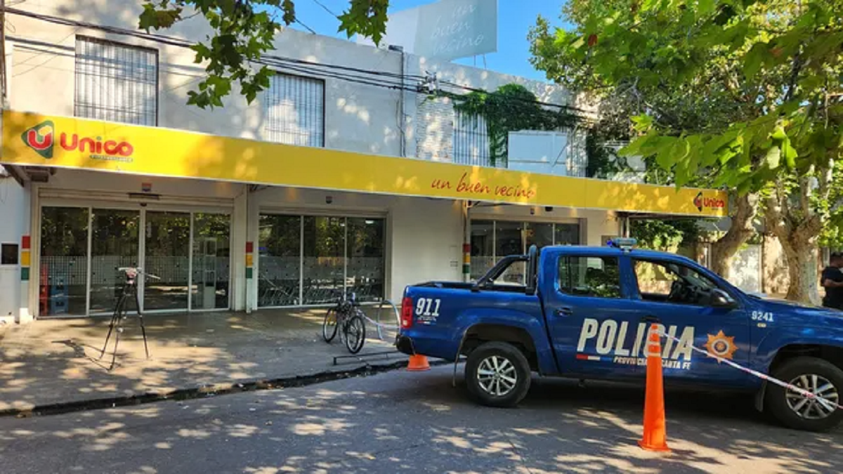 La fachada del supermercado de la familia Roccuzzo que amaneció baleado en Rosario. Foto: gentileza La Capital 