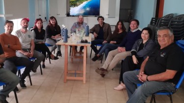 Barreno junto a la comisión directiva de Soyem Viedma. Foto: gentileza.