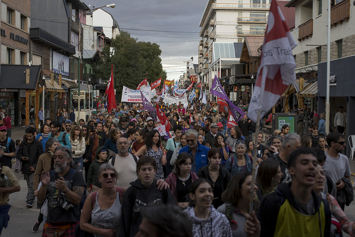 La columna de manifestantes ganó las calles del centro de Bariloche. (foto Marcelo Martínez)