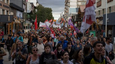 La columna de manifestantes ganó las calles del centro de Bariloche. (foto Marcelo Martínez)