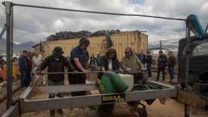 Estrenaron un aserradero móvil y quieren construir viviendas de madera en Bariloche