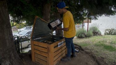 En el hostel Achalay, de la calle Morales, se realiza la prueba piloto de separación estricta de residuos y compostaje. Foto: Marcelo Martinez