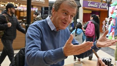 Aníbal Tortoriello, candidato de Cambia Río Negro, retomó la campaña en Bariloche y habló de trasladar el modelo de gestión que hizo en Cipolletti. Foto: Chino Leiva