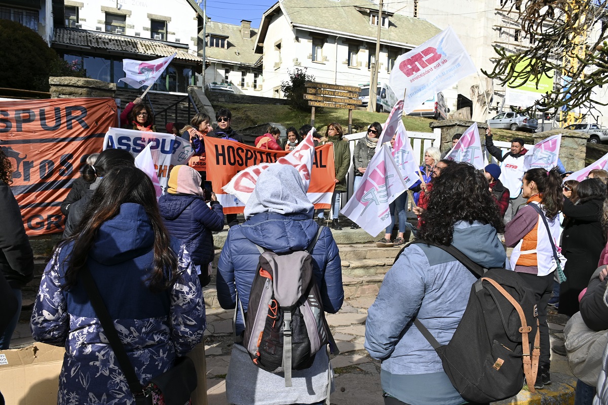 Asspur y Unter unieron fuerzas frente al hospital Ramón Carrillo de Bariloche en un día de paro de ambos gremios. Foto: Chino Leiva