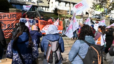Trabajadores del Estado provincial cumplieron una nueva "jornada de lucha" frente al hospital. (archivo)