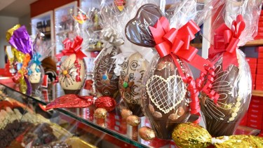 Los huevos de pascua de las fábricas de chocolate artesanales de Bariloche ya inundan las vidrieras. Foto: Chino Leiva