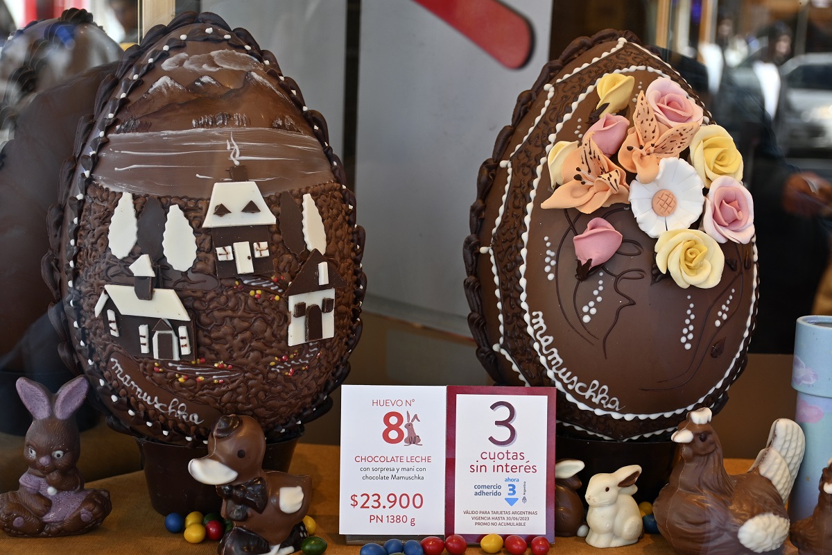 La decoración a mano de cada huevo de pascua es la característica de una de las chocolaterías premium de Bariloche. Foto: Chino Leiva