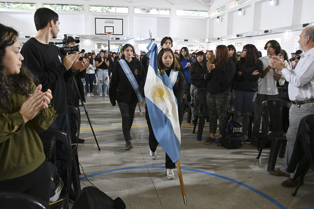 Entusiasmo de alumnos de la ESRN 46 celebraron el nuevo SUM que se inauguró hoy en Bariloche. Foto: Chino leiva