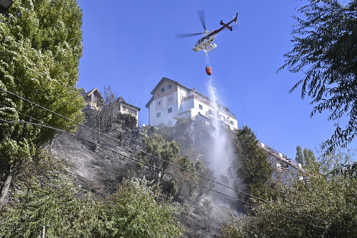 El incendio de la barda del Ñireco puso en riesgo viviendas y generó tensión esta mañana en Bariloche. Fue sofocado. Foto: Chino Leiva