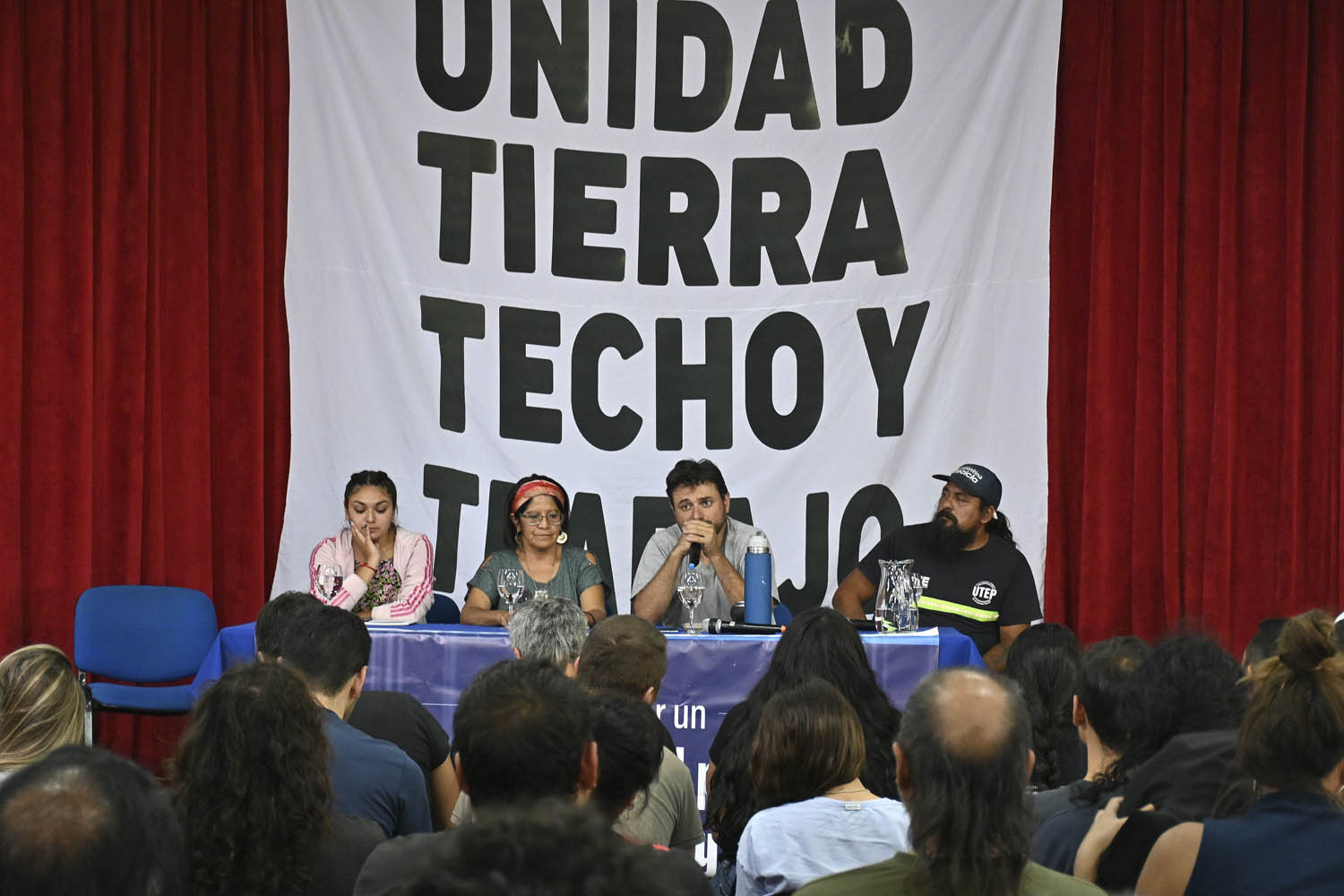 El dirigente social Juan Grabois encabezó este jueves en Bariloche un encuentro partidario en la sede del CRUB de la Universidad Nacional del Comahue. (foto Alfredo Leiva)