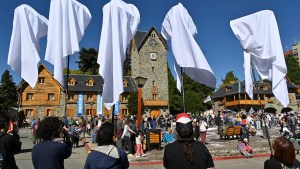 Pintada de pañuelos en el Centro Cívico de Bariloche: el compromiso con la Memoria