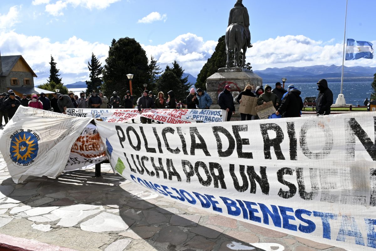 Un grupo numeroso de policías en actividad y retirados se concentró este jueves en el Centro Cívico de Bariloche para exigir al Gobierno provincial respuestas a las demandas. (foto Alfredo Leiva)