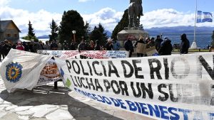 Alarmante reclamo policial en Río Negro: encadenados, retención y protestas en toda la provincia