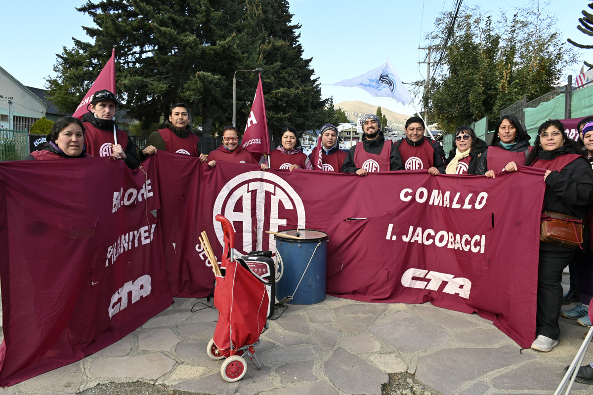 ATE Bariloche considera insuficiente la propuesta salarial del Gobierno de Río Negro y paró en la cordillera. Foto: Chino Leiva
