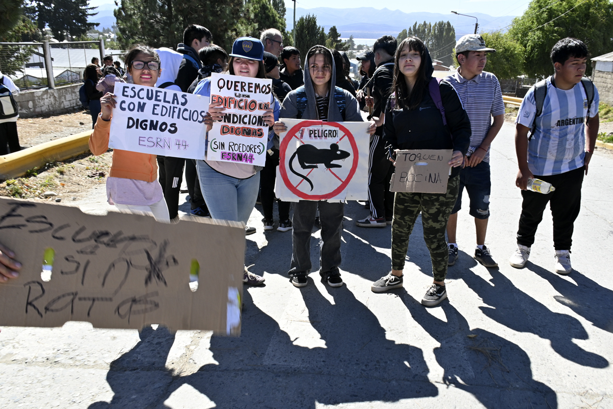 Alumnos de las escuelas secundarias 33 y 44 se manifestaron por la presencia de roedores en el edificio escolar de Bariloche. Foto: Chino Leiva