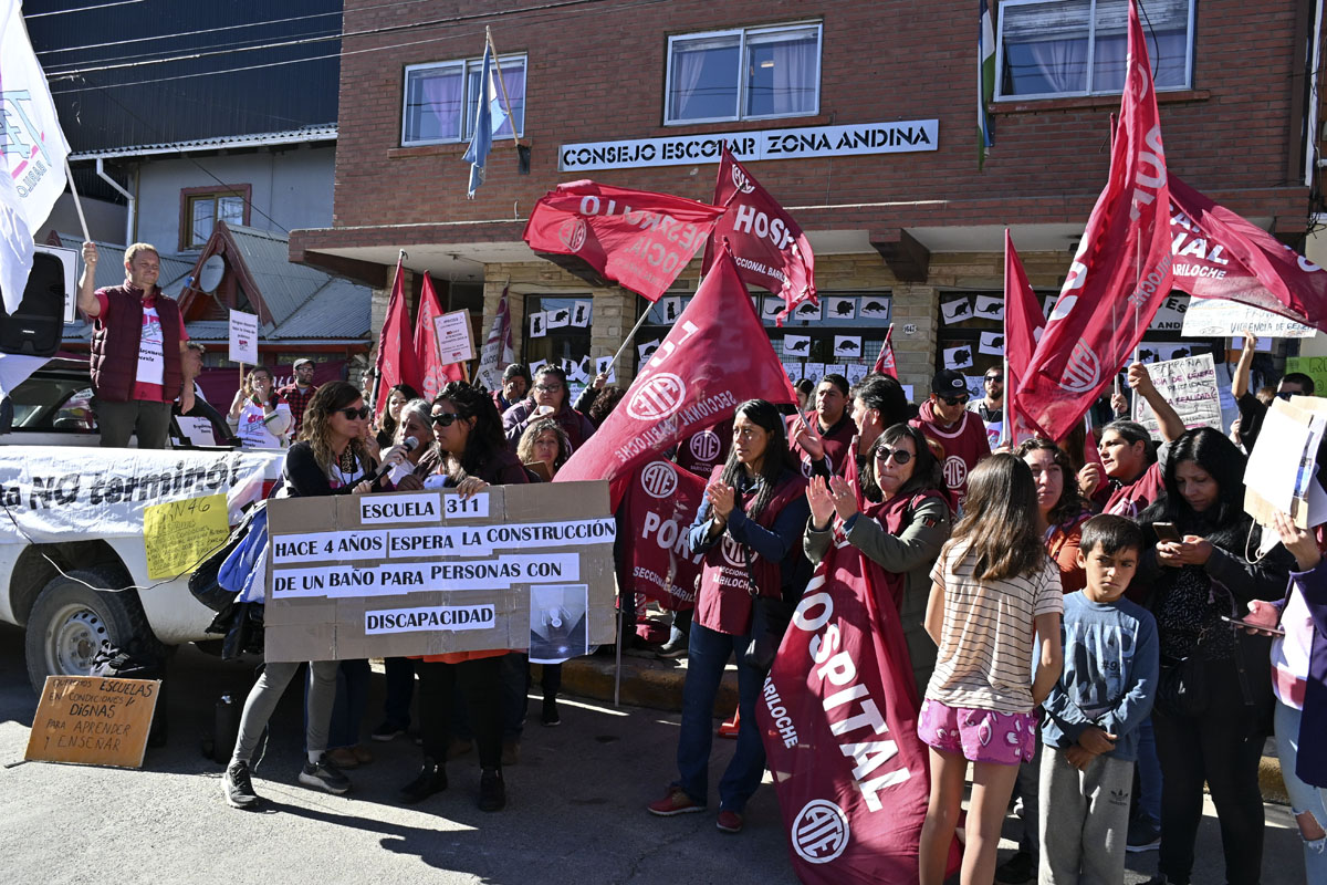 Los docentes de Unter la semana pasada se manifestaron en el Consejo Escolar de Bariloche, mañana viajan a Viedma. Archivo