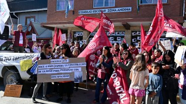 Los docentes de Unter la semana pasada se manifestaron en el Consejo Escolar de Bariloche, mañana viajan a Viedma. Archivo