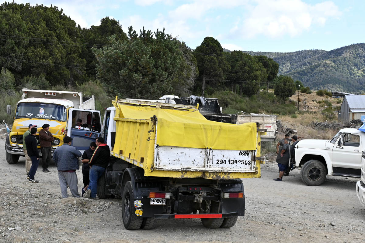 Los camiones bloquean el acceso al basural de Bariloche para pedir que no se aplique el aumento de la tasa de descarga. Foto: Chino Leiva