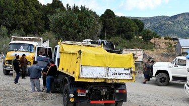 Los camiones bloquean el acceso al basural de Bariloche para pedir que no se aplique el aumento de la tasa de descarga. Foto: Chino Leiva