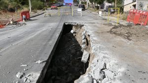 Se hundió un tramo del asfalto y quedó un enorme socavón en una calle céntrica de Bariloche