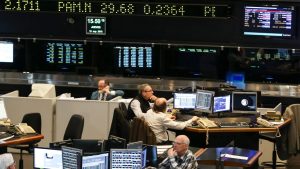 Por el colapso bancario en Estados Unidos, se disparan el riesgo país y el dólar blue