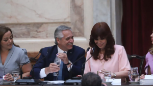 Los gestos de aprobación de Cristina Kirchner en el mensaje de Alberto Fernández