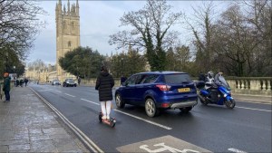 Desinformación, escudos con cobayas y postes en llamas: la batalla por limitar los autos en Oxford