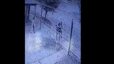 Bomberos de Picún Leufú ayudaron a una familia que viajaba a la cordillera. Foto: Captura video