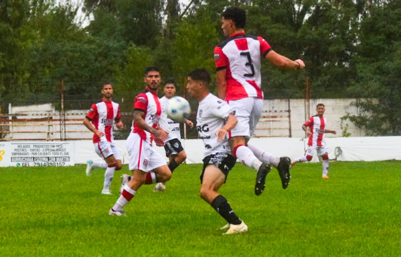El Albinegro jugó un buen primer tiempo en Cerri. (Foto: Gentileza Néstor Cañiuqueo)