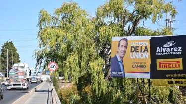 Se incrementa el número de carteles en Ruta 22 en la zona de los puentes carreteros. Foto Florencia Salto. 